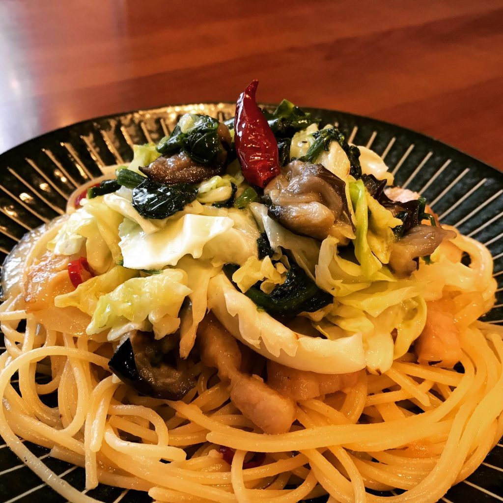 パスタトッピングパスタへのトッピングはいかがですか？?野菜トッピング?　　　　　　　　　　　　　　　¥150(税込)（写真はパンチェッタと玉葱のペペロンチーノの野菜トッピングです）　?モッツァレラトッピング?¥150(税込)（写真はサルシッチャと茄子のトマトソースのモッツァレラトッピングです）