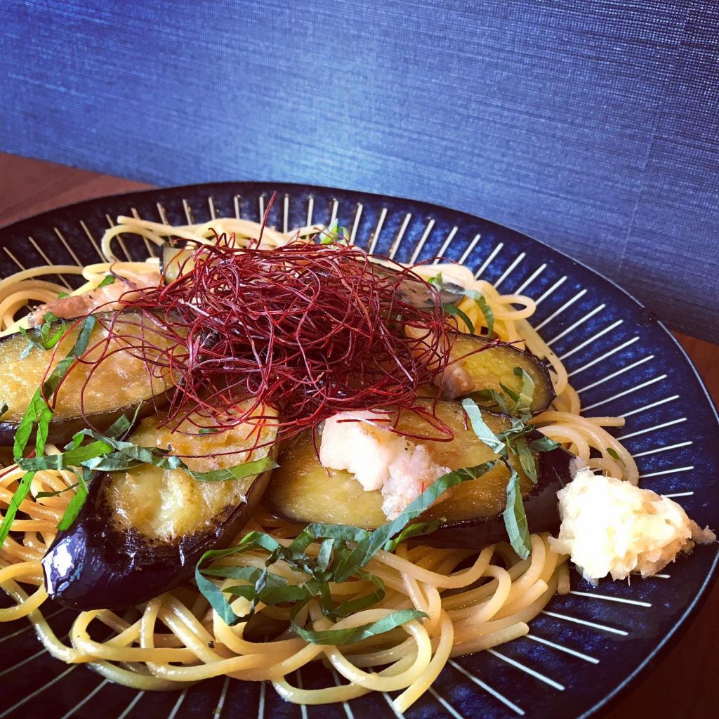 限定メニューとろっとろの茄子が美味しい…ので、茄子のパスタです️しっかり生姜を効かせた醤油ソースにとろっとろの茄子が絶妙♡添えてある生姜ペーストをお好みでさらに追加で…美味しい️・ふわとろ茄子の生姜醤油ソース　　　¥980(税込)とろっとろの茄子に削りたてのグラナパダーノチーズをたっぷりとかけてペペロンチーノとの相性も絶妙♡・ふわとろ茄子のグラナペペロンチーノ　　　¥980(税込)どちらも期間数量限定メニューです️是非ご賞味ください