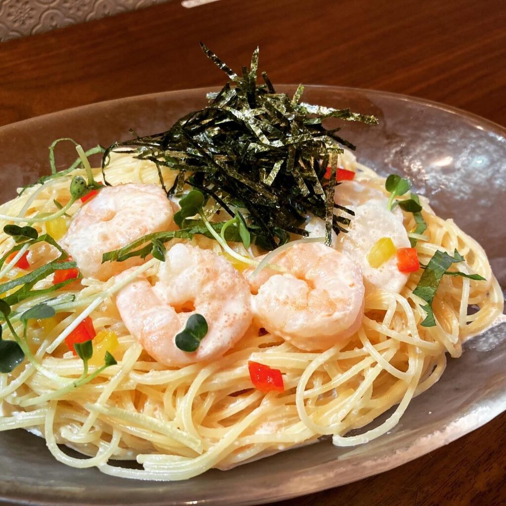 R7.8.2(土)いつもご覧いただきありがとうございますつめたく冷やした冷製パスタご提供しております❣️ちょっと細めのカッペリーニを使用🧊キンキンに冷やされたカッペリーニはコリコリとした食感で小気味良く、食欲減退気味な時にもぴったり夏限定です是非ご賞味ください❣️そんな冷製パスタですが、オペレーションの都合上、8/13(水)〜8/17(日)まで休止させていただきます♀️♀️♀️いつものメニューに冷やしメニューをプラスしたキッチンは複雑怪奇どうかお許しのほどを他にも多数、夏にピッタリなメニューたくさん取り揃えて、皆様のお越しお待ちしております❣️………⌘………⌘………⌘………⌘………⌘………当店は夫婦2人で営む小さなお店です幅広い世代の皆さまに、いろいろなシーンでご利用いただけるよう、バラエティに富んだ豊富なメニューをご用意しております。