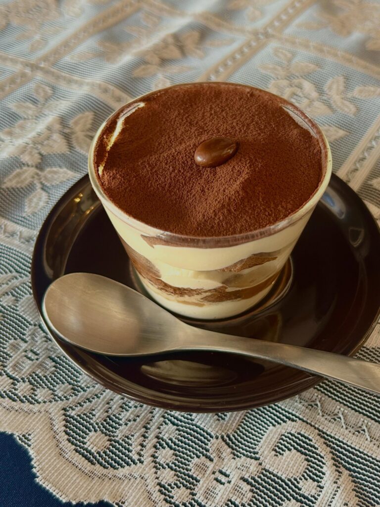 R8.6.21(日)いつもありがとうございます️自家製ティラミス️飲めるティラミスを目指して、何度も何度も試作を重ねて作りました❣️嬉しいことにお客さまの中には、ひとつ召し上がっていただいた後に『もうひとつ!』とおかわりをいただいた方も🥹皆さまのお口に合うと幸いです是非ご賞味くださいませ………⌘………⌘………⌘………⌘………⌘………当店は夫婦2人で営む小さなお店です幅広い世代の皆さまに、いろいろなシーンでご利用いただけるよう、バラエティに富んだ豊富なメニューをご用意しております。