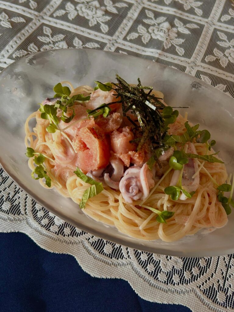 R8.7.2(木)いつもありがとうございます️本日より冷製パスタ🧊始めます❣️毎年、夏恒例の冷製パスタありがたいことにお客さまからのお問い合わせも多く、やっとのスタートです細めのカッペリーニをキンキンに冷やした麺は、コリコリとこ気味良い歯触りで、食欲のない時でも、もう一口もう一口とあっという間に食べ進めちゃいますお味は、明太子クリームとウニクリーム、ジェノベーゼの3種類❣️是非ご賞味くださいませ🥰